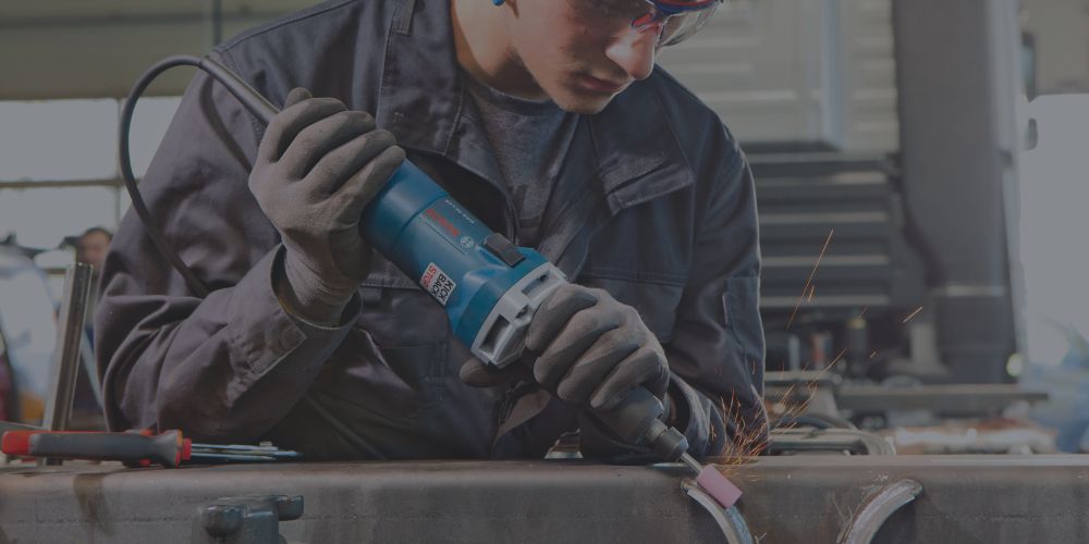 Handwerker beim Schweißen bzw. Schleifen mit Schweißtechnik-Werkzeug