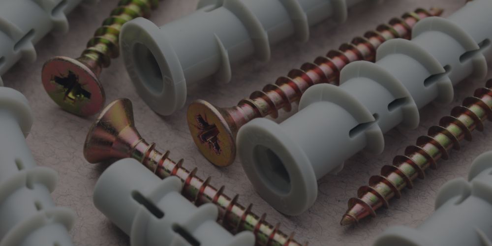 Schrauben und Dübel als Beispiele für Befestigungstechnik