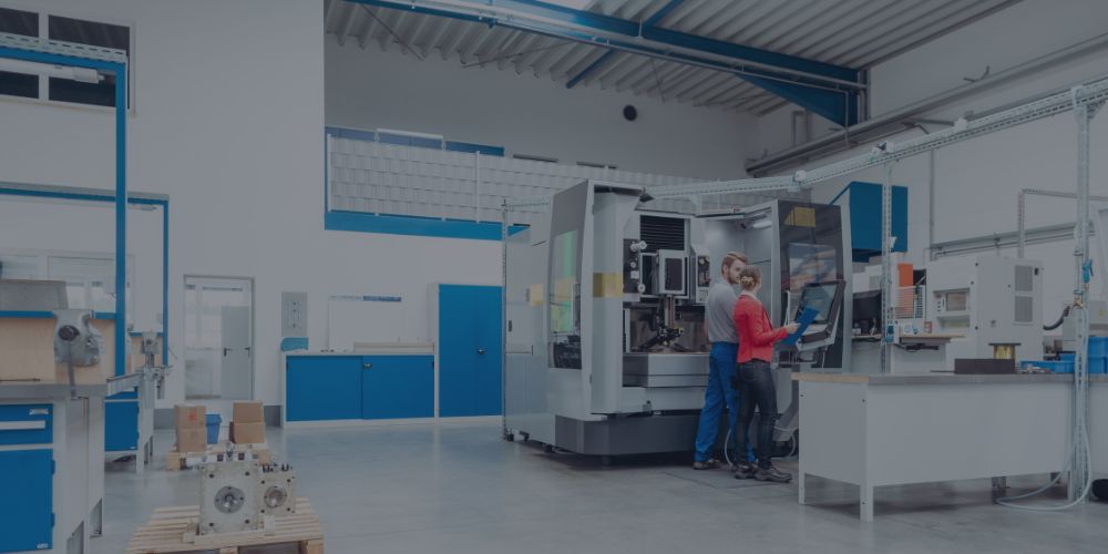 Werkstatt mit Maschinen und Regalsystemen für die Betriebseinrichtung