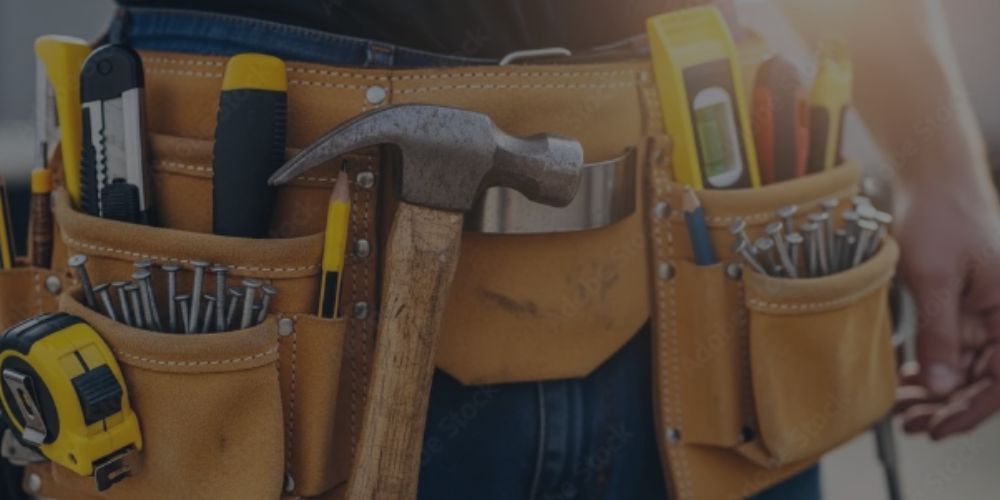 Handwerker mit Werkzeuggürtel und Profiwerkzeug im Einsatz